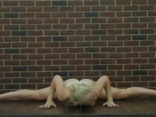 Glorious dospívající krása dělá gymnastics nahý dora tornaszkova